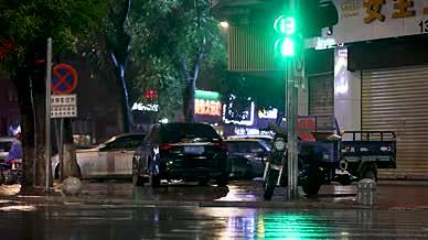 4K实拍下雨天路上行人雨水红绿灯视频的预览图